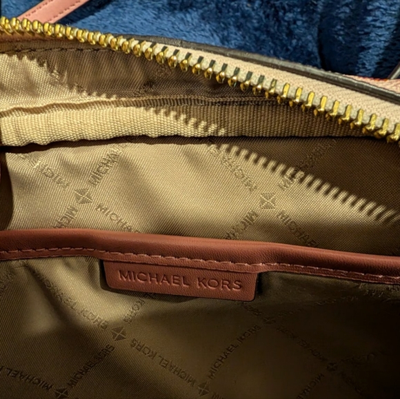 Michael Kors City print Crossbody Bag AND unbranded Bag Charm.  9.5x6.5x2", NWOT - Picture 8 of 13